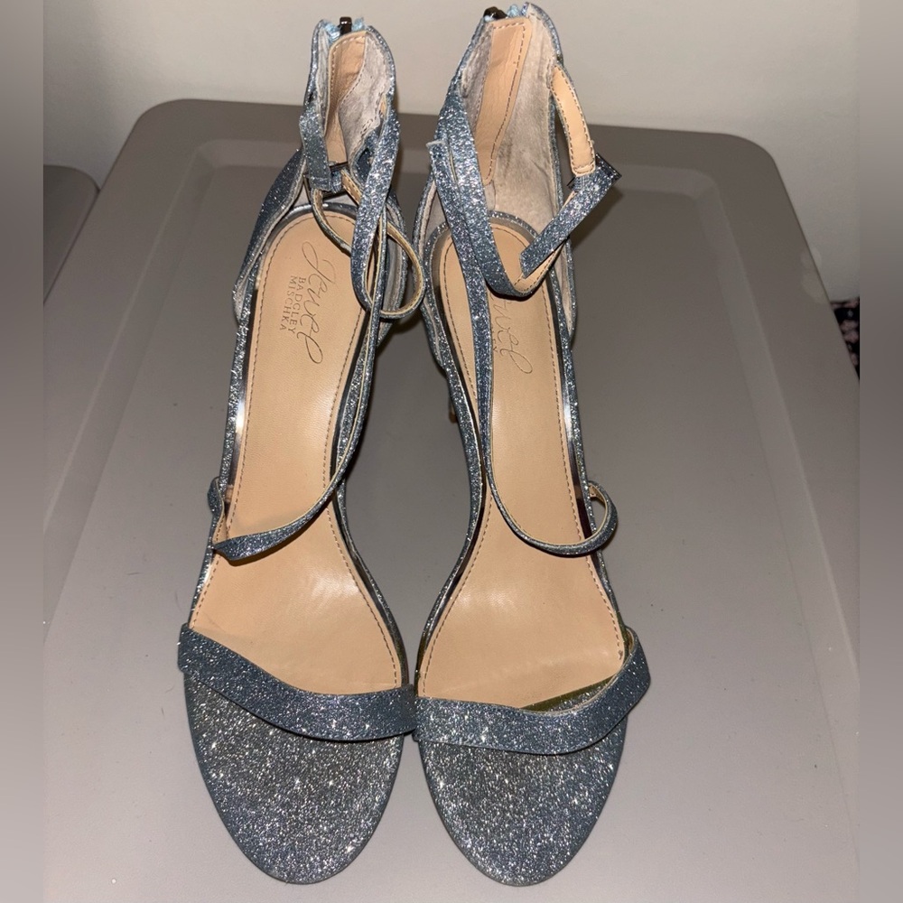 🐠 Jewel Badgley Mischka Silver Heels with Elegant Design size 9